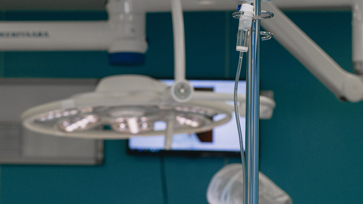 Co trzeba umieć do pracy z częściami medycznymi i lotniczymi na CNC